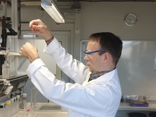 Dr. Johannes Kupper bei der Durchführung eines Experiments